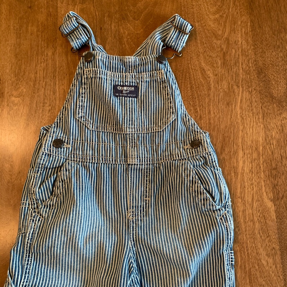Osh Kosh classic train short overalls striled 24m